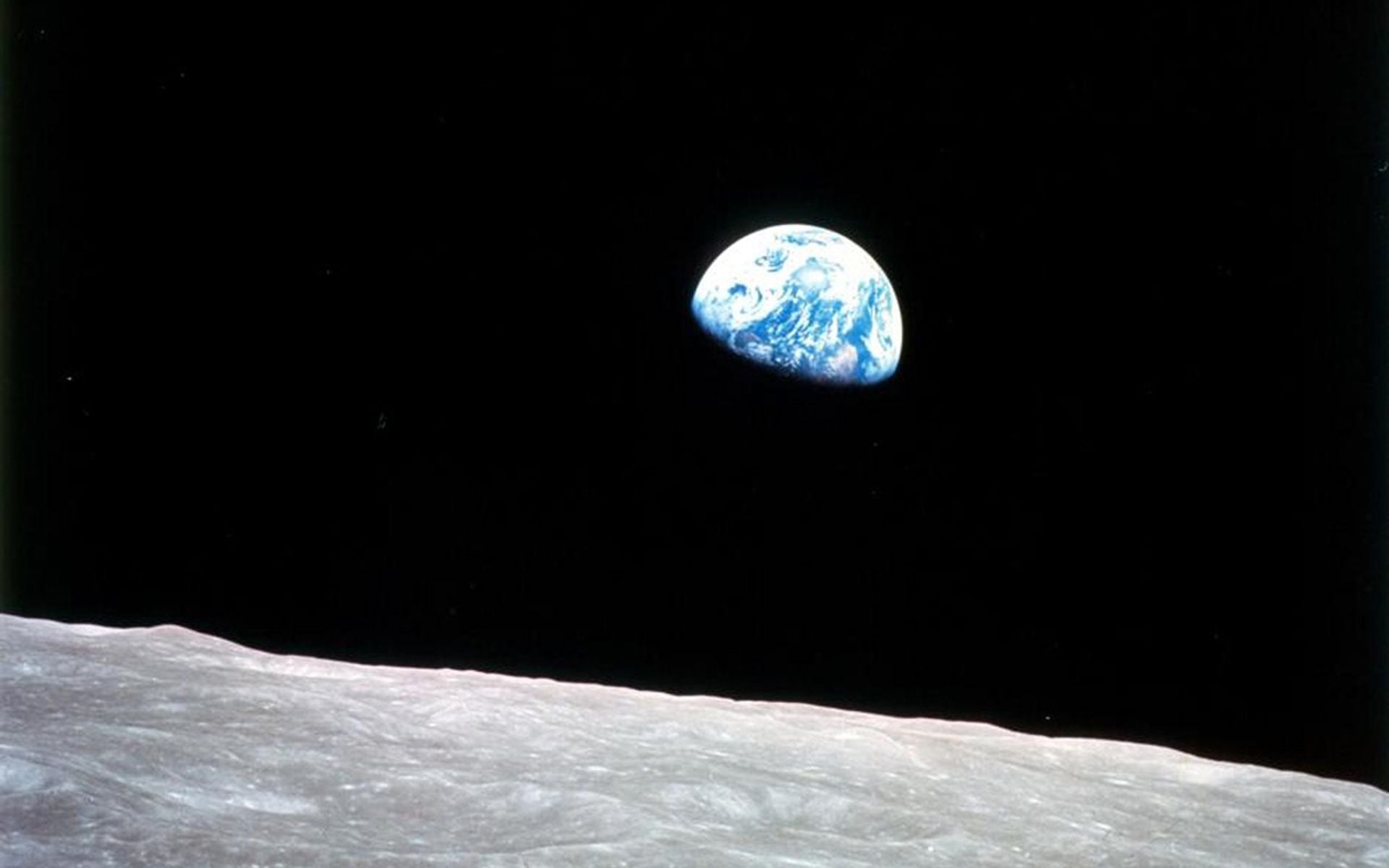 Terra surgindo sobre o horizonte da Lua na fotografia Earthrise da Apollo 8.