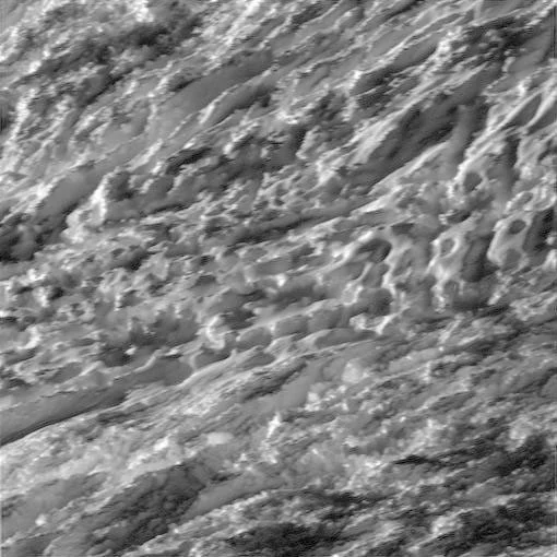 Superfície de Encélado observada pela Cassini: gelo, fraturas e relevo em detalhe.