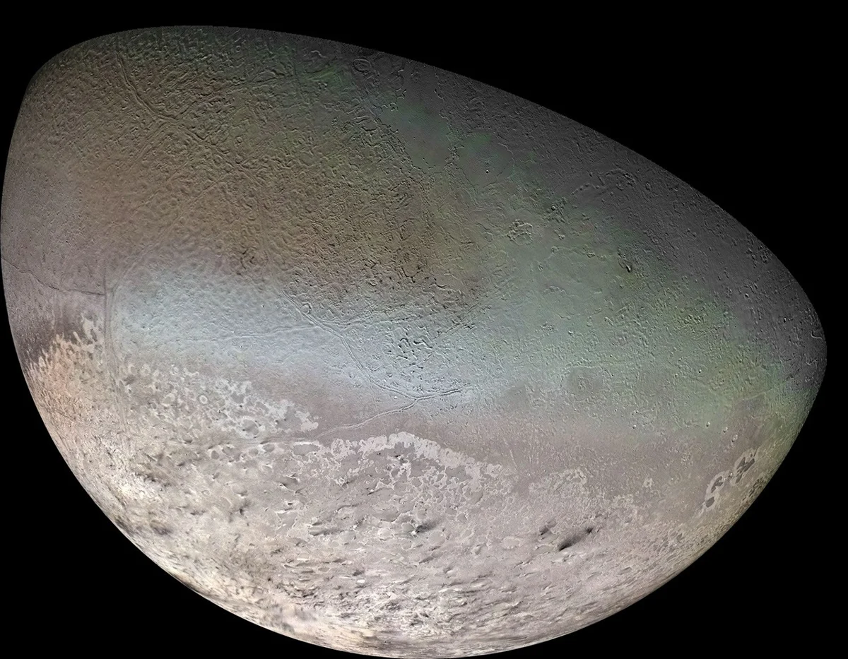 Tritão em mosaico global colorido de observações da Voyager 2, feitas em 1989.