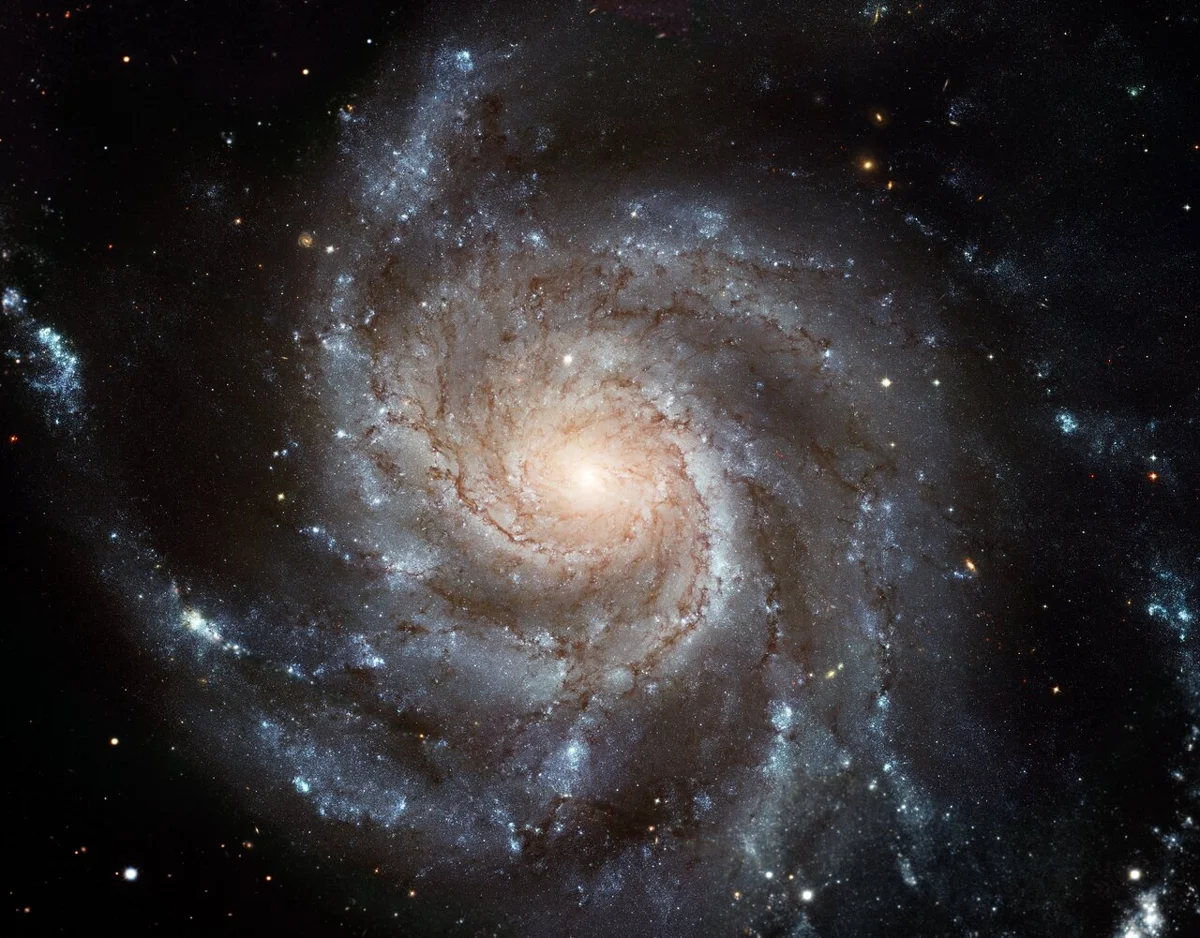 Galáxia espiral M101 em composição de imagens do Hubble e de telescópios em solo