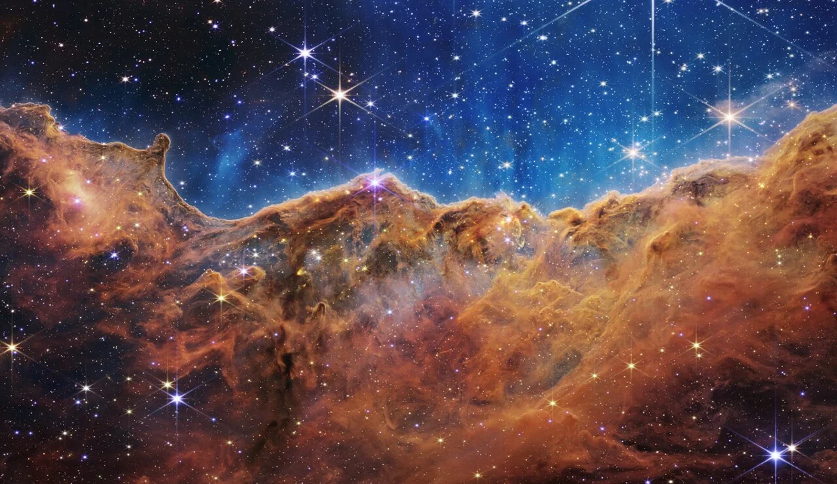 Penhascos Cósmicos em NGC 3324, observados pelo James Webb em infravermelho