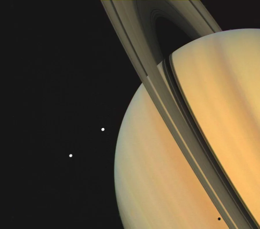 Saturno: Saturno, seus anéis e luas em imagem de missão espacial.